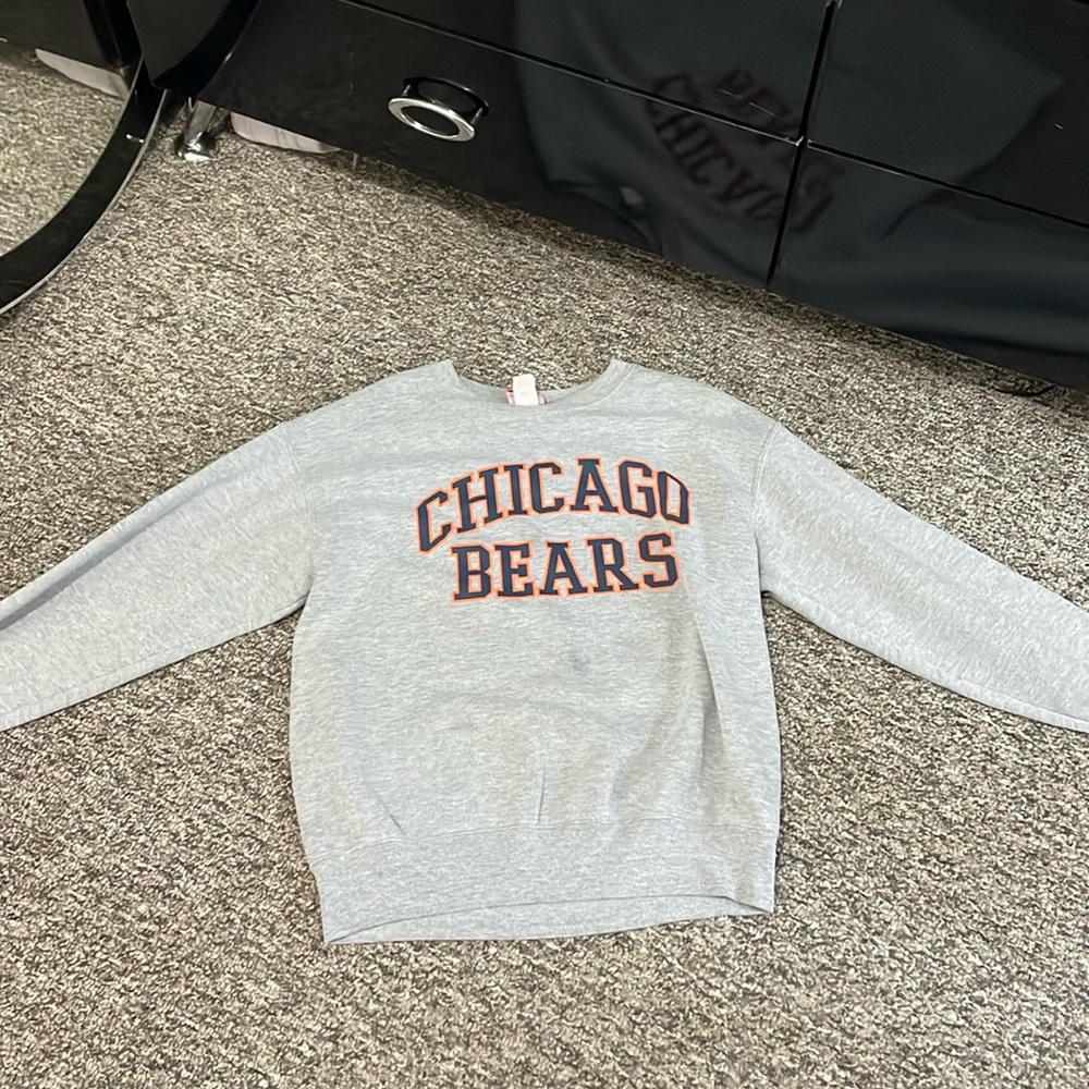 It’s a grey Chicago bears crewneck that needs 1 wash then it’s good to go.